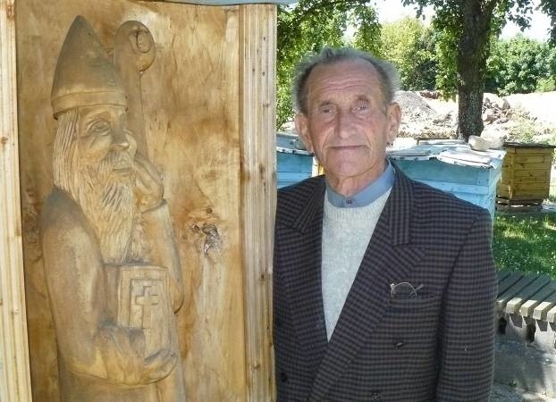 W skansenie Tadeusza Bryszkowskiego zobaczymy m.in. wyrzeźbiona przez niego figurkę św. Ambrożego - patrona pszczelarzy.