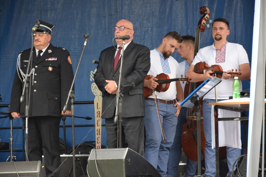 Szymbark. XV Panorama Kultur. W skansenie głośno gra muzyka, jest mnóstwo ludzi, są stoiska z rękodziełem, gospodynie częstują pysznościami