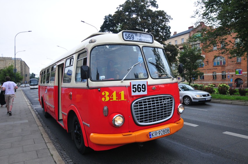 Kraków. Zabytkowe autobusy wyjechały na ulice miasta [ZDJĘCIA]