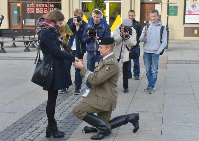 Zaręczyny na deptaku w Radomiu.