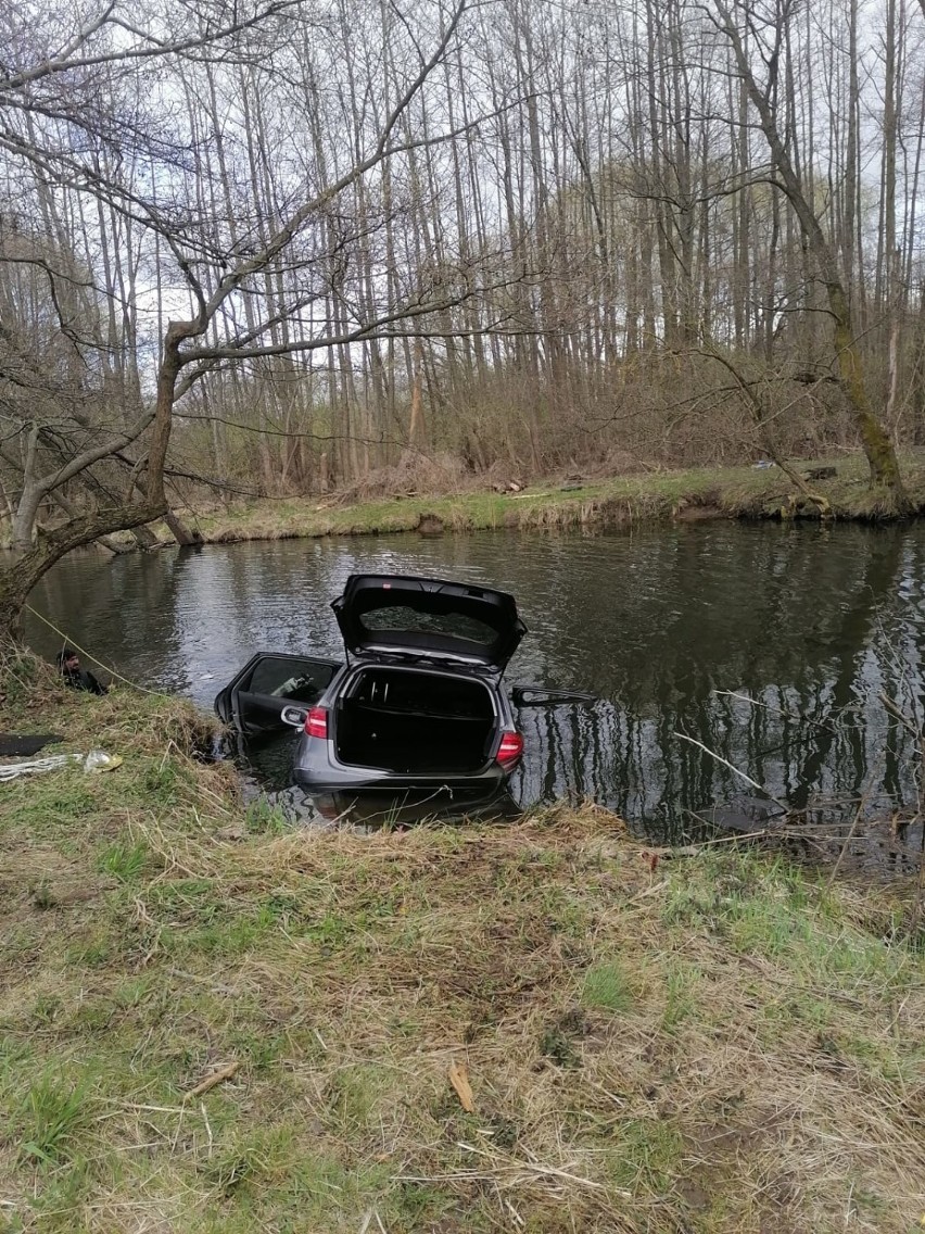 Wypadek k. Pruszcza Gdańskiego! Auto wpadło do rzeki, kierowca nie żyje!