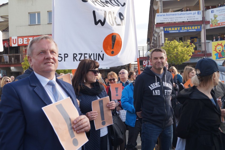 Ostrołęka: Wiec poparcia dla nauczycieli. Manifestowało ponad 200 osób