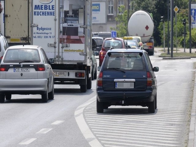 By niepotrzebnie nie zmieniać pasa kierowcy jadą na wprost przez wyspę