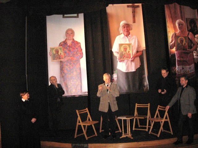Spotkaniu w Oratorium patronowały fotografie trzech wdów,  z którymi rozmawiali radomscy fotograficy.