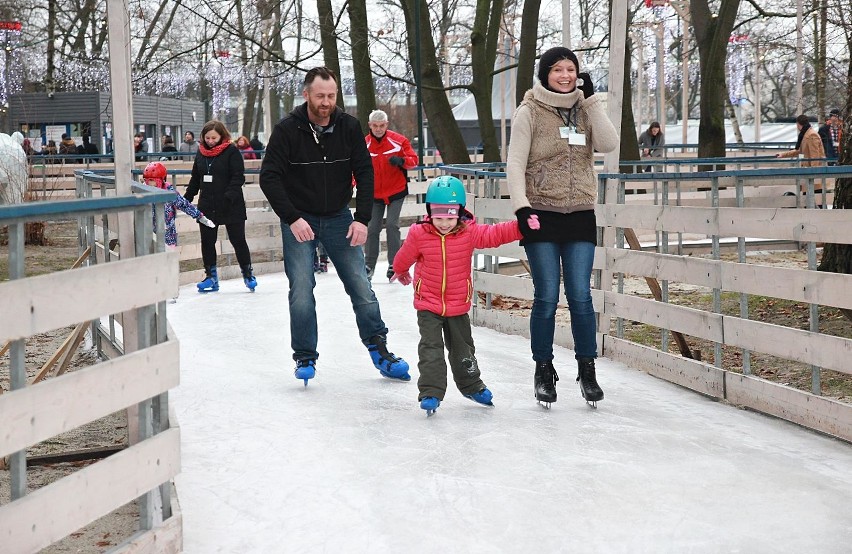 Kraków. Nowy Rok spędzony aktywnie na lodowisku w Parku Jordana [ZDJĘCIA]
