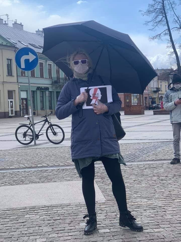 Na rynku w Kielcach protestowano przeciwko projektowi ustawy antyaborcyjnej. Kobiety z parasolkami i plakatami stanęły w kolejce po drożdże 