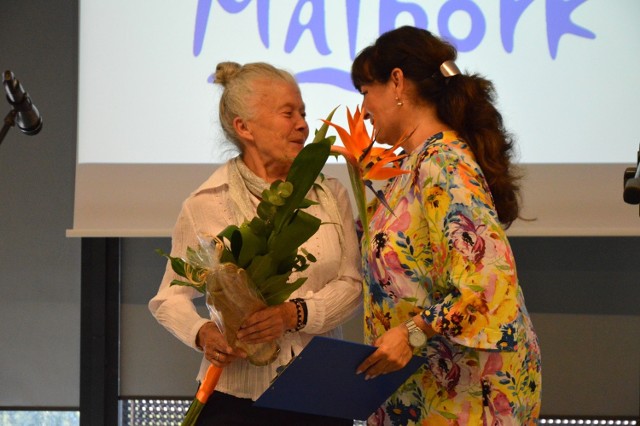 Laureatka konkursu w kategorii Zwyczajny-Niezwyczajny Senior  Krystyna Kubiak oraz przewodnicząca Malborskiej Rady Seniorów Teresa Żelazo