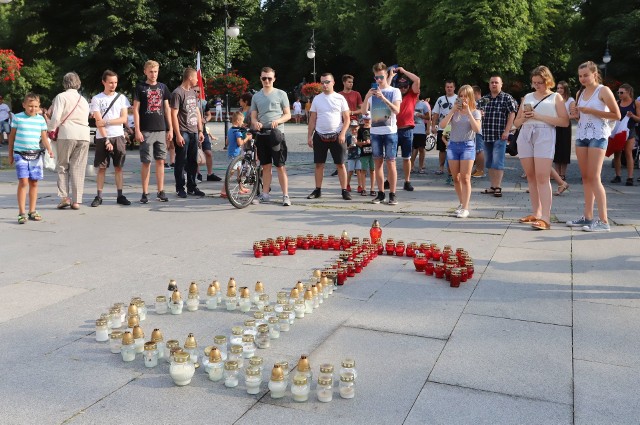 W czwartek 1 sierpnia na placu Corazziego, przed Urzędem Miasta w Radomiu mieszkańcy oddali hołd powstańcom. Podczas wydarzenia "Radom: Polska Walcząca dla Powstańców Warszawskich" Młodzież Wszechpolska wspólnie z mieszkańcami ułożyła kotwicę z białych i czerwonych zniczy. Odśpiewano Hymn Narodowy. Zostało odczytane oświadczenie Młodzieży Wszechpolskiej z 1944 roku.Młodzież wspólnie z mieszkańcami ułożyła kotwicę z białych i czerwonych zniczy na radomskim deptaku.[polecane]19001565;1;rocznica wybuchu powstania warszawskiego[/polecane]