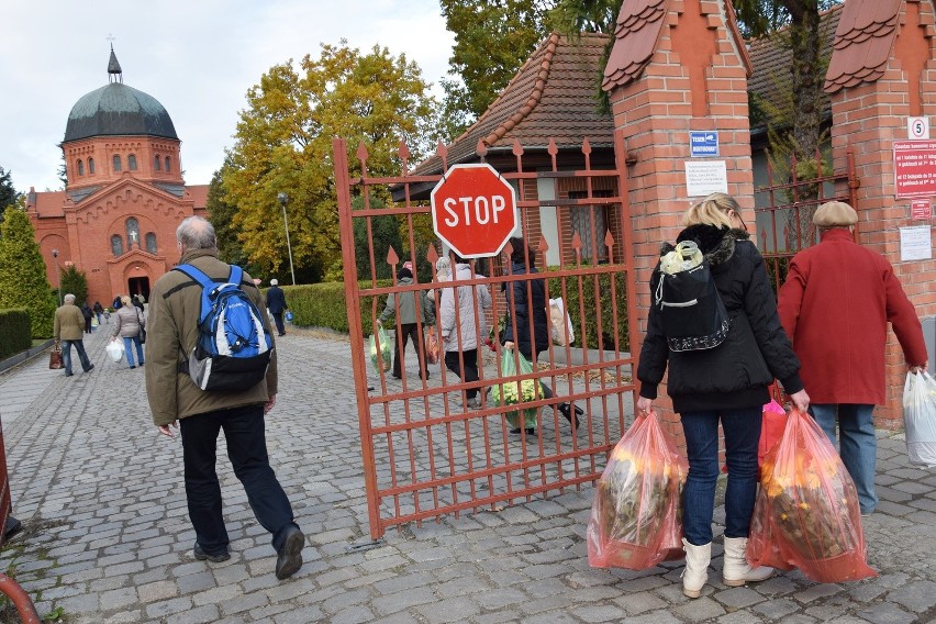 Porządki na cmentarzach. Tak jest na Grabiszynku [ZDJĘCIA]