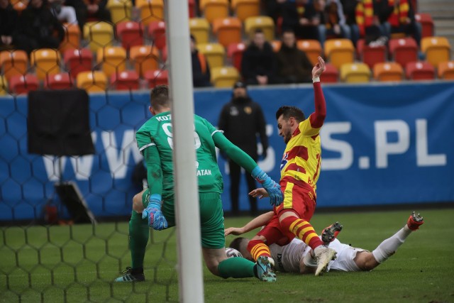 Korona Kielce zremisowała z Jagiellonią Białystok 0:0 w meczu 22. kolejki PKO Ekstraklasy. To był czwarty pojedynek z rzędu, w którym bramkarz Korony Marek Kozioł zachował czyste konto. - Cieszę się. To jest nasza seria, całej Korony, a nie tylko moja. Potrzebujemy natomiast goli z przodu, chętnie zamienię czyste konta na wpuszczone bramki, pod warunkiem, że będziemy strzelać o jedną więcej - mówił Marek Kozioł. - W większości przeważała dziś Jagiellonia, tym bardziej, że mieli swoje sytuacje, bramkę, której ostatecznie VAR nie uznał, stąd z przebiegu meczu jest to dla nas cenny punkt, choć w końcówce mogliśmy pokusić się o ukaranie rywali, ale ostatecznie piłka nie wpadła do bramki. Cieszymy się z tego punktu - dodał Marek Kozioł, cytowany przez stronę Korony Kielce. (dor)