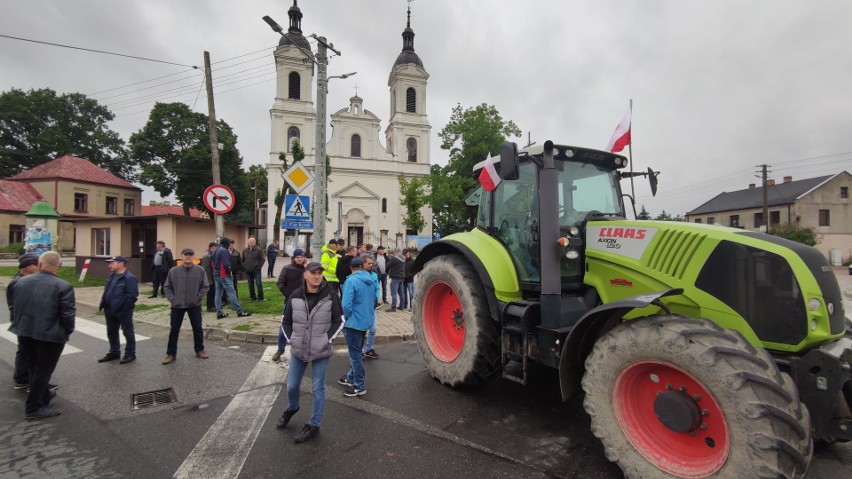 Protest rolników w Łódzkiem, blokada DK12 w Srocku niedaleko...