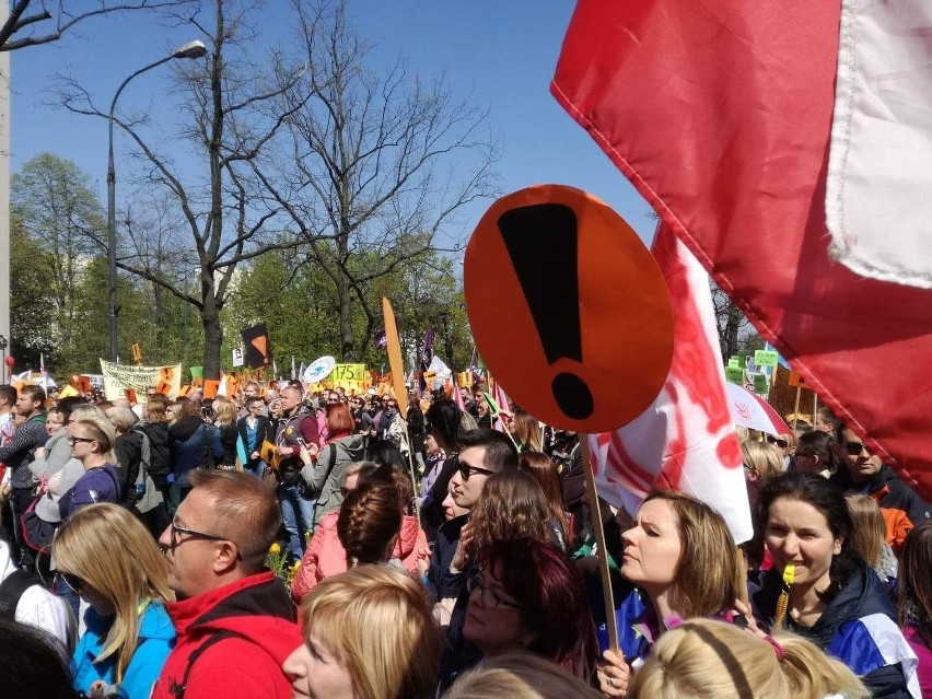Ostrowieccy nauczyciele protestowali razem z tysiącami kolegów przed Ministerstwem Edukacji Narodowej [ZDJĘCIA]