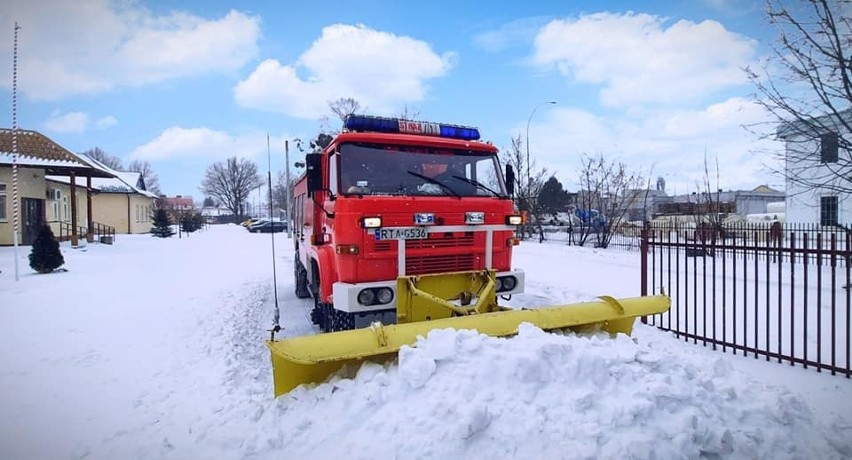 Gmina Grębów. Strażacy ochotnicy tym razem zamiast gasić, odśnieżali (ZDJĘCIA)