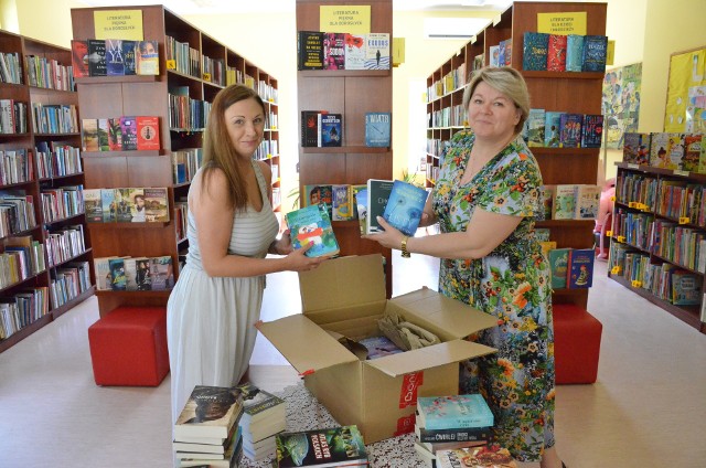 - Już są! Jeszcze gorące – śmieje się Renata Sztabnik (z prawej), dyrektor Gminnej Biblioteki Publicznej w Kobylnicy, która właśnie została przez nas przyłapana na rozpakowywaniu pierwszych paczek z zakupionymi nowościami.
