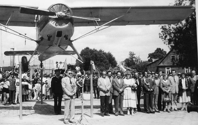 12 czerwca 1983 roku. Odsłonięcie pomnika poświęconego lotnikom.
