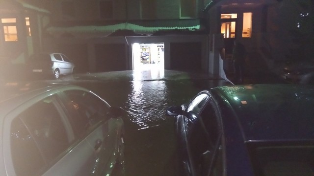Zalane garaże w blokach przy ulicy Kołłątaja w Białymstoku po awarii wodociągu