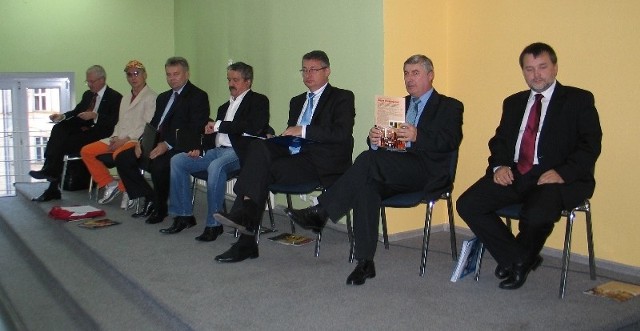Pierwsza debata kandydatów na prezydenta Przemyśla w Wyższej Szkole Prawa i Administracji. Udział wzięło siedmiu kandydatów.