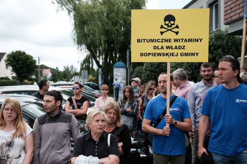Protest mieszkańców Dąbrowy przed Urzędem Gminy w Dopiewie