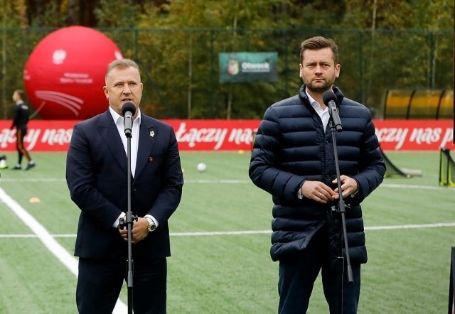 Prezes Polskiego Związku Piłki Nożnej Cezary Kulesza oraz minister sportu i turystyki Kamil Bortniczuk podczas prezentacji Narodowego Centrum Szkolenia, Badań i Treningu Piłki Nożnej w Otwocku