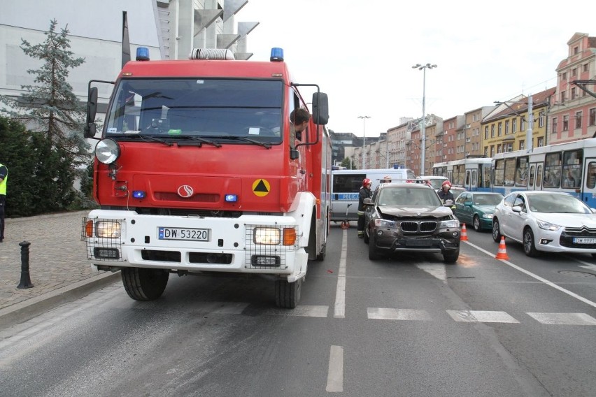 Wypadek na Kazimierza Wielkiego. 15-latek trafił do szpitala (ZDJĘCIA)