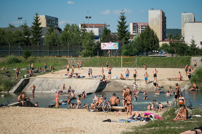 Upały w Nowym Sączu. Tłumy na plaży nad Kamienicą [ZDJĘCIA]