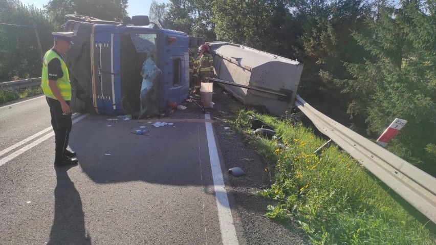 Wypadek w Półcznie. Droga krajowa nr 20 z Bytowa do Kościerzyny zablokowana! Na łuku przewróciła się ciężarówka