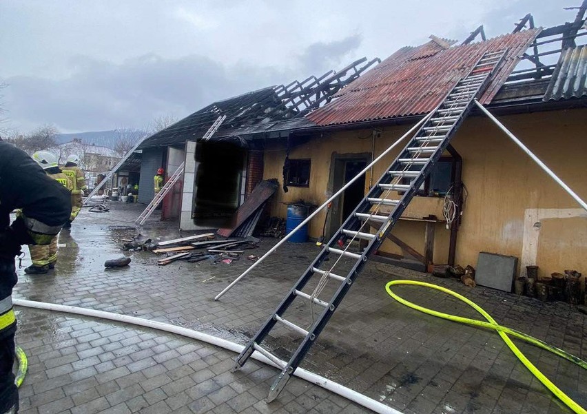 Pożar warsztatu samochodowego pod Krynicą-Zdrojem gasiło sześć zastępów strażackich