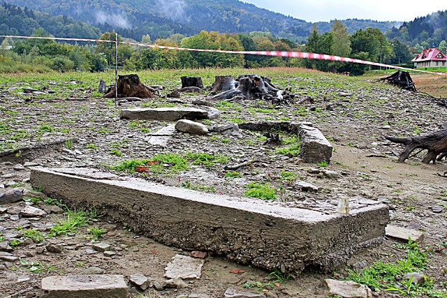 Ktoś rozkopał stary cmentarz w Klimkówce, odsłonięty przez niski stan wody w jeziorze