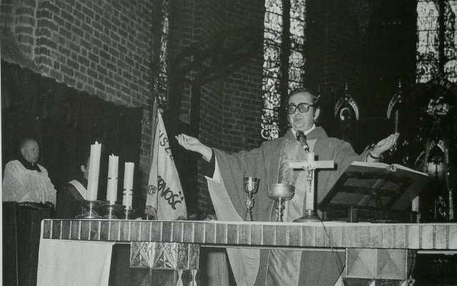 13 grudnia 1981 o 10.00 ks. Witold Andrzejewski odprawił mszę akademicką, w trakcie której poświęcono sztandar Solidarności.