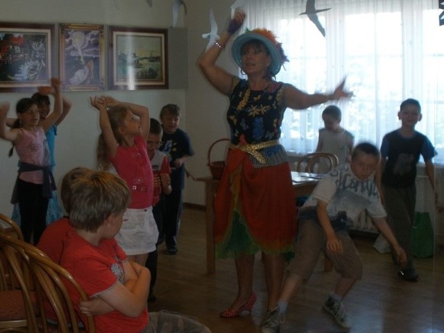 Ewa Chotomska wraz z dziećmi zaśpiewała m.in. znaną i lubianą piosenkę "Mydło lubi zabawę&#8221;.