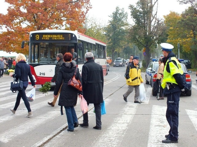 Policjanci przy cmentarzu w Opolu.