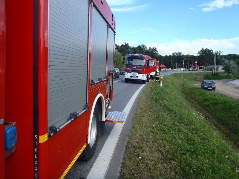 Stary Sącz. Ciężarówka wywróciła się przy stacji paliw [ZDJĘCIA]