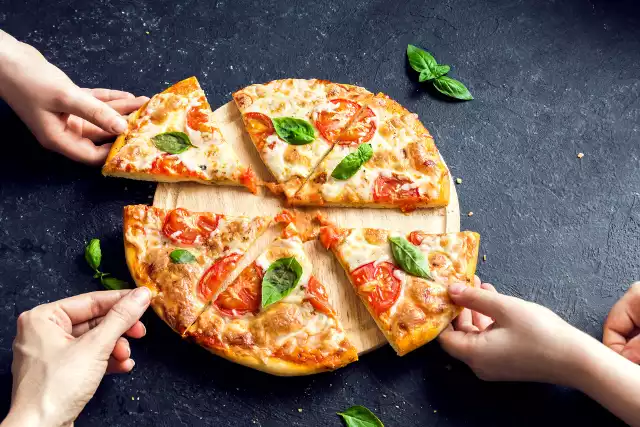 9 lutego to Międzynarodowy Dzień Pizzy. Tak, tak pizza również doczekała się swojego święta. Dawniej była posiłkiem dla ubogich, sprzedawanym na ulicach Neapolu. Ciekawostką jest, że początkowo służyła neapolitańskim piekarzom do sprawdzania temperatury pieca. Dokładnie w XVII wieku została pokryta sosem. Na początku był on biały. Dopiero z biegiem czasu został zastąpiony oliwą z oliwek, serem i pomidorami. Dziś pizza to nie tylko ser i pomidory. W każdej pizzerii otrzymamy bogate menu, z którego możemy wybrać naprawdę zaskakujące propozycje. Pizza z ananasem, na czarnym cieście, ze śledziem czy zielonymi warzywami, to tylko niektóre propozycje. W Międzynarodowy Dzień Pizzy pizzerie nie tylko kuszą nas pyszną pizzą, ale także ofertami. W ten dzień możemy skorzystać z różnych promocji. Jedni dodają drugą pizzę gratis, inni proponują duży rabat. Niektórzy właśnie z okazji Międzynarodowego Dnia Pizzy wprowadzają do menu nową pozycję. Specjalnie wymyśloną na ten dzień pizzę, której składniki zaskakują niejednego smakosza.Zastanawiacie się, gdzie można zjeść dobrą pizzę w Lubuskiem? Pizzerii jest naprawdę wiele. W każdym mieście znajdzie się sporo lokali, które serwują właśnie pizzę. My sprawdziliśmy, jak turyści ocenili pizzerie w Lubuskiem. Okazuje się, że w bazie największego portalu turystycznego TripAdisor znajduje się 45 pizzerii z Żar, Nowej Soli, Gorzowa Wlkp. czy Zielonej Góry. To tutaj użytkownicy recenzują dany lokal i poddają go ocenie. Stawiają punkty oraz opisują, co im się podobało, a co nie. Na podstawie ich ocen powstają rankingi. Które pizzerie w Lubuskiem zostały najwyżej ocenione właśnie przez użytkowników TripAdvisor? Poznajcie wyniki (aktualne na 9 lutego 2021 r.)Kliknij w zdjęcia i przejdź do galerii. Poznaj TOP 10 pizzerii w Lubuskiem według TripAdvisor >>>Jeśli macie natomiast ochotę przyrządzić pizzę w domu, koniecznie sprawdźcie naszą recepturę na ciasto na pizzę!Wideo: Cristina Catese i jej przepis na idealną włoską pizzęźródło: Dzień Dobry TVN/x-newsDane rankingu: TripAdvisor 