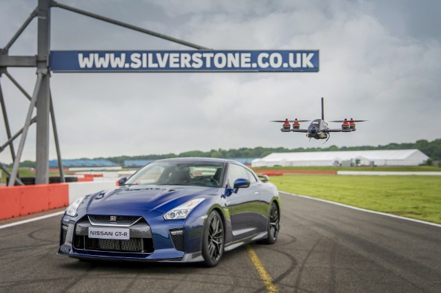 W ramach prezentacji możliwości obydwu maszyn dron GT‑R stanął do wyścigu z supersamochodem na wymagającym torze Silverstone. / Fot. Nissan