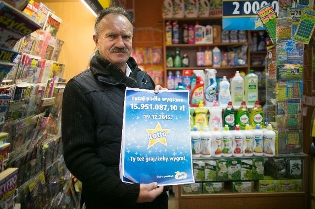 Sławomir Olczak, przedstawiciel Lotto, przyniósł wczoraj do kolektury przy ul. Rzgowskiej plik plakatów...