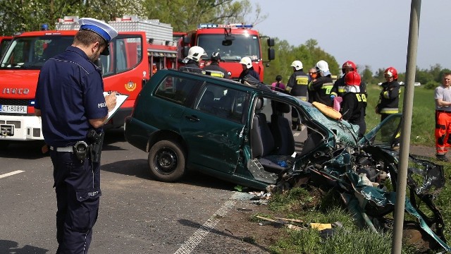 Wracamy do tragicznego wypadku, do którego doszło w niedzielę (29 kwietnia) w Ameryczce (gm. Szubin), a w którym zginęły cztery osoby. Policjanci informują o szczegółach zdarzenia.Zgłoszenie o wypadku w Ameryczce (gm. Szubin) dyżurny policji odebrał wczoraj (29 kwietnia) krótko przed godz. 13. Na miejsce zostały skierowane wszystkie służby ratunkowe.- Jak wynika ze wstępnych ustaleń pracujących na miejscu wypadku policjantów, kierujący BMW kończąc manewr wyprzedzania prawdopodobnie nie zapanował nad kierownicą, w wyniku czego auto zjechało na przeciwny pas ruchu, gdzie bokiem uderzyło w jadącego w stronę Szubina seata cordobę - informuje mł. asp. Justyna Andrzejewska, oficer prasowy KPP Nakło nad Notecią.W wyniku odniesionych obrażeń zginęli wszyscy uczestnicy tego wypadku: 44-latek, który kierował BMW oraz jego 22-letni pasażer, a także 65-letni kierowca oraz 57-letnia pasażerka seata.Droga w miejscu wypadku była przez kilka godzin całkowicie zablokowana, a ruch odbywał się przez objazdy. Okoliczności tego tragicznego wypadku wyjaśniają policjanci pod nadzorem prokuratury.Prognoza pogody [TVN Meteo, x-news]