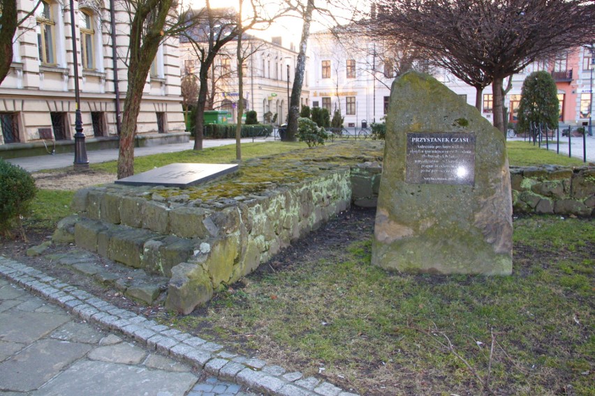 Nowy Sącz. Sądeczan czekają zmiany na płycie rynku. Likwidacja parkingu i wykopaliska archeologiczne [ZDJĘCIA]