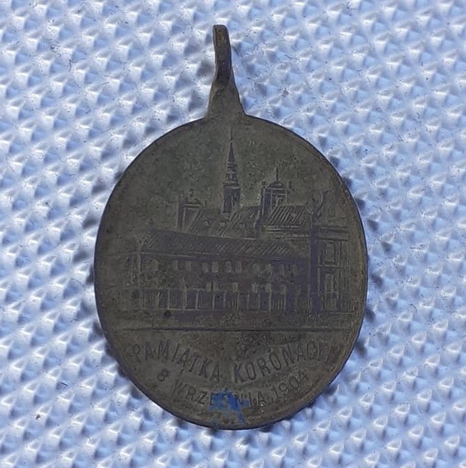 Niezwykłe znalezisko w Tarnobrzegu. Uczeń podczas lekcji wychowawczej przypadkowo odnalazł pamiątkowy medalik (ZDJĘCIA)