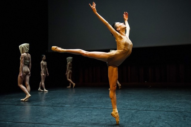 Scena jednego z baletów "Wieczoru młodych choreografów".