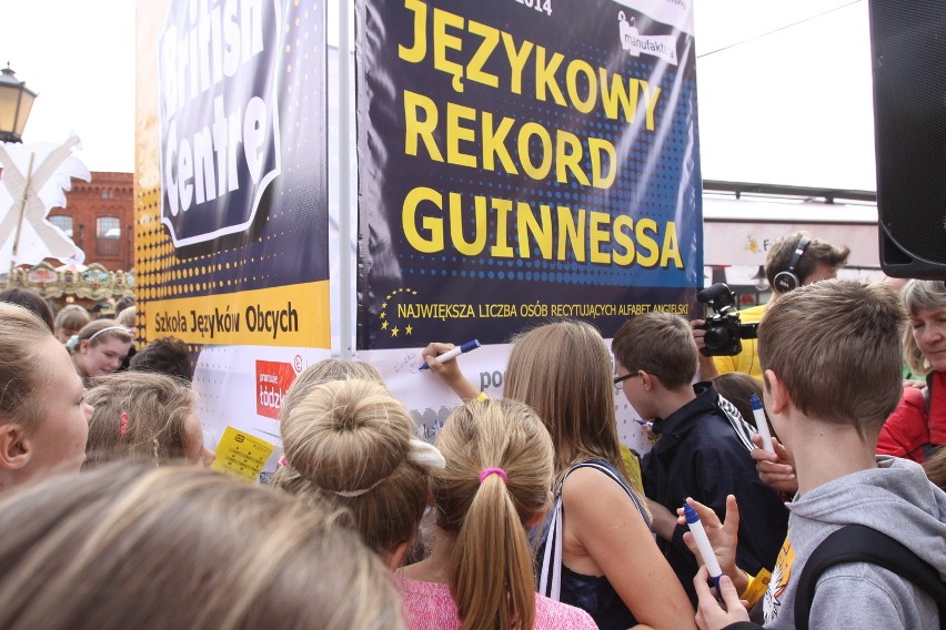 W Łodzi padł rekord Guinnessa. 900 osób zarecytowało angielski alfabet [ZDJĘCIA]