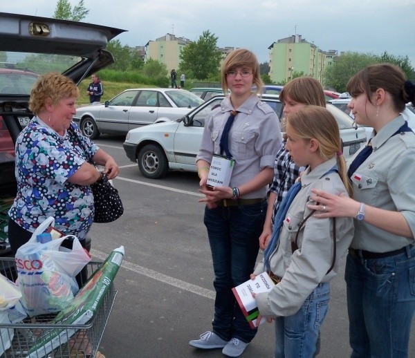 Barbara Henzel dorzuciła się do harcerskiej skarbonki. Wolontariuszki: Natalia Przybyła, Angelika Jakubek, Agnieszka Nowak i Karolina Nowak.