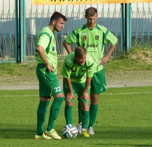 Piłkarze Stali Stalowa Wola (od lewej: Łukasz Sekulski, Mateusz Kantor, Mateusz Argasiński) dobrze radzą sobie w tym sezonie na swoim boisku, ale słabo w spotkaniach wyjazdowych.