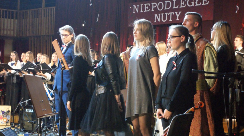 Koncert "Niepodległe nuty" uczniów i absolwentów II Liceum Ogólnokształcącego imienia Marii Konopnickiej w Radomiu