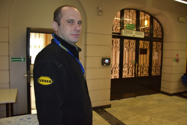 Tomasz Wijas jest jednym z ochroniarzy, który pełni służbę w budynki przy ul. Mickiewicza. W razie potrzeby interweniuje