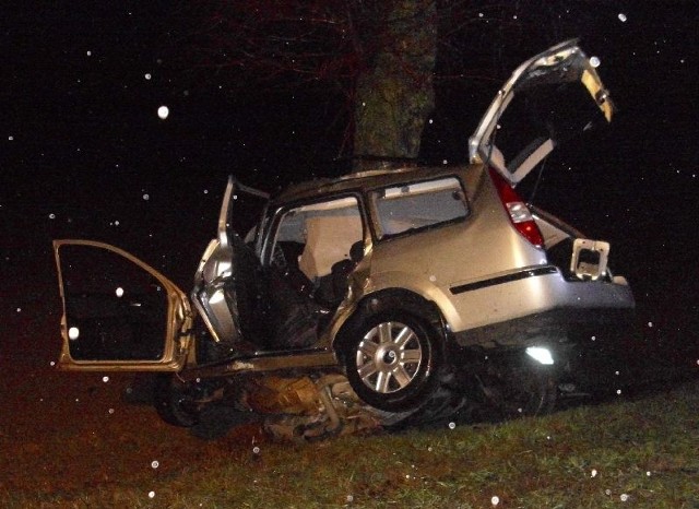Auto Marka Galińskiego wpadło w Brzegach koło Jędrzejowa na drzewo. Słynny kolarz nie przeżył tego wypadku. 