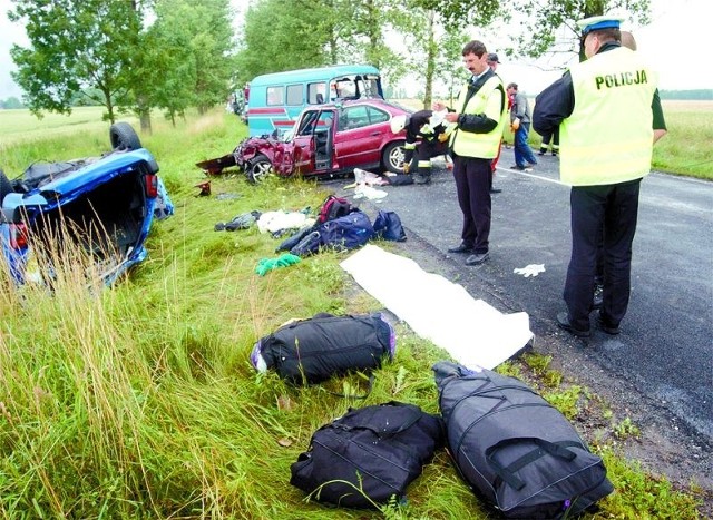 W wypadku pod Wierzbicą zginęły trzy osoby. Ofiary jechały do pracy w Niemczech.