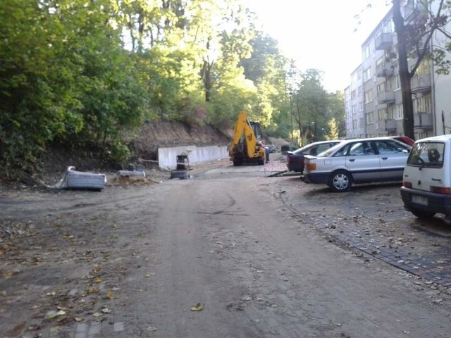 Nowe parkingi powstają na terenach dotąd niezagospodarowanych. To odpowiedź na liczne prośby mieszkańców, którzy narzekali na brak miejsc i kiepski układ komunikacyjny osiedla.