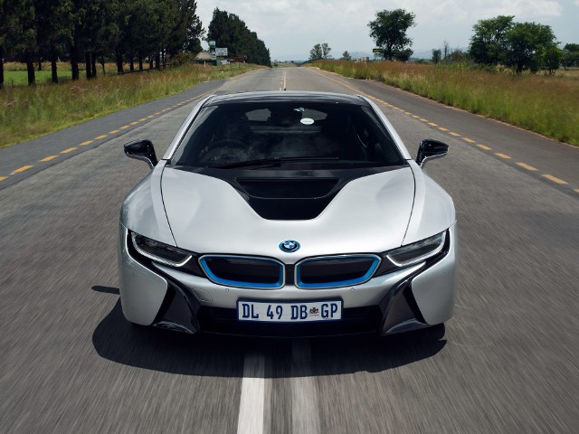 BMW i8  Obecnie sportowa hybryda z Bawarii jest napędzana silnikiem benzynowym – trzycylindrowym, o pojemności 1.5 litra oraz elektrycznym, którego akumulatory można ładować prądem ze zwykłego gniazdka elektrycznego. Moc systemowa auta wynosi 362 KM, a sprint do 100 km/h zajmuje zaledwie 4,4 sekundy. Fot. BMW