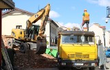 Trwa rozbiórka kamienicy kominiarskiej przy ulicy Rwańskiej w Radomiu. Na miejscu pracuje ciężki sprzęt. Zobacz zdjęcia