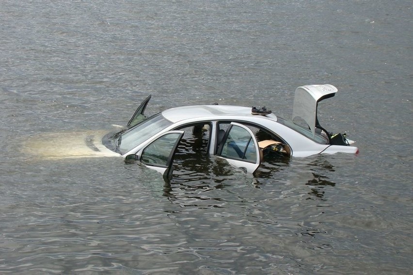 Rybnik: Zatopił auto w zalewie [ZDJĘCIA]